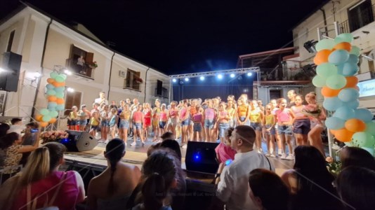 Il saggioLe stelle della Nadd Academy brillano a Nocera: danze latino americane e hip hop eseguite da atleti professionisti e giovanissime ballerine