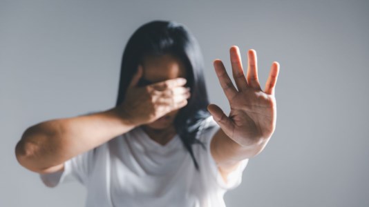 Codice rossoCorigliano Rossano, maltrattamenti e violenza sessuale nei confronti della figlia che aveva segregato in casa: arrestato 49enne