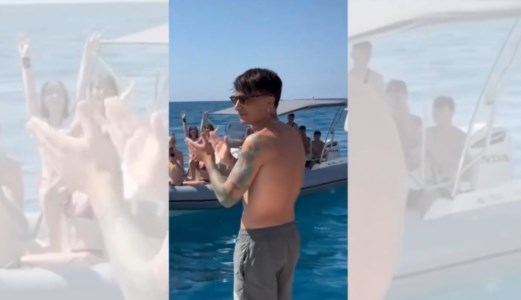 L’abbraccio della CalabriaTutti pazzi di Ultimo, a Tropea i fan del cantautore romano accerchiano la barca e intonano le sue canzoni