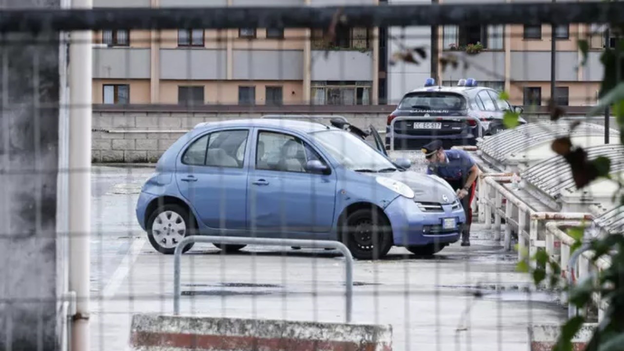 L’auto in cui si è consumata la tragedia (foto Ansa)