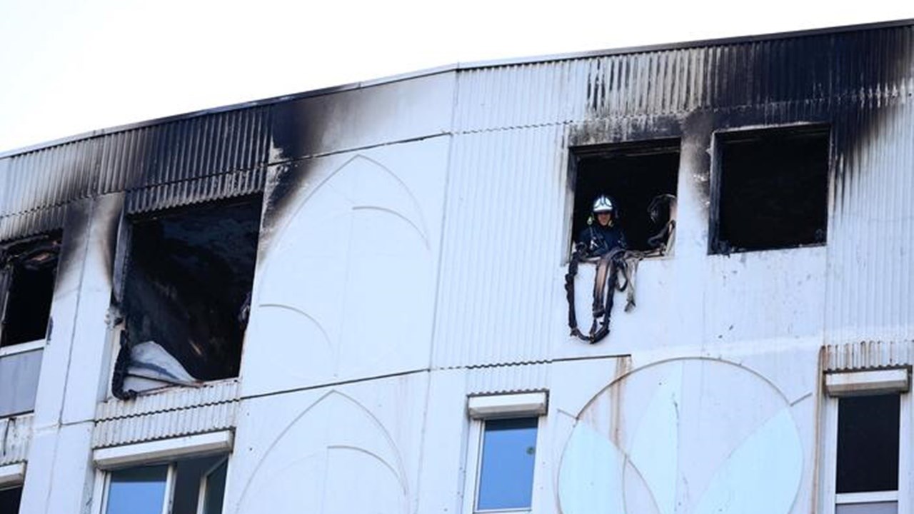 Il palazzo devastato dall’incendio a Nizza