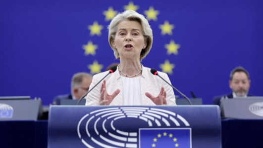 UeUrsula Von der Leyen rieletta presidente della Commissione europea con 401 voti