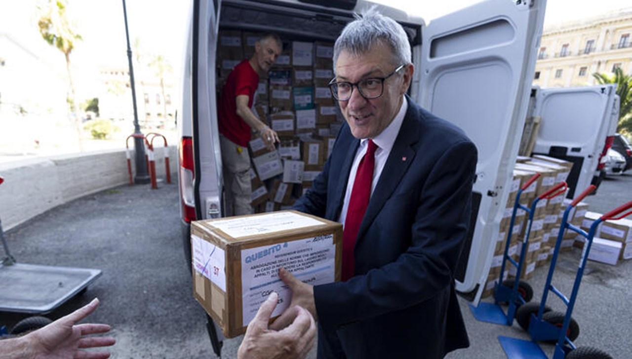 Landini con gli scatoloni con le firme 