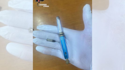 Controllo del territorioNascondeva nel bagno di casa una “penna pistola”: 34enne arrestato nel Cosentino