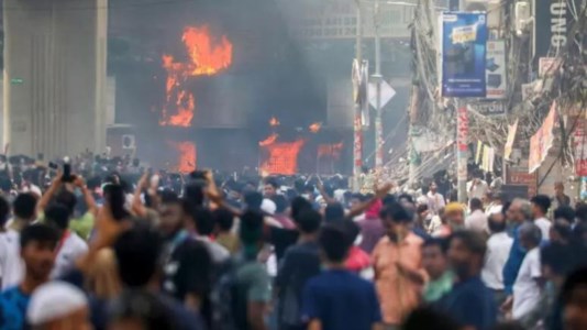 Caos in piazzaViolenti scontri tra studenti e polizia in Bangladesh, almeno 39 morti e oltre 700 feriti