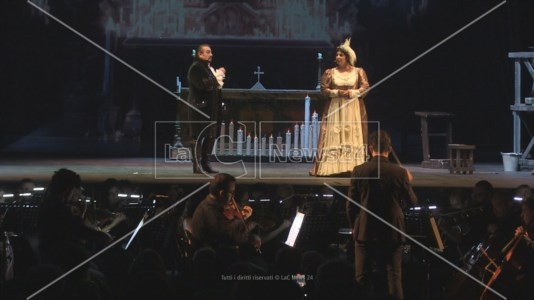 Sere d’estateLirica sotto le stelle all’Arena Rendano: successo di pubblico a Cosenza per la Tosca di Puccini
