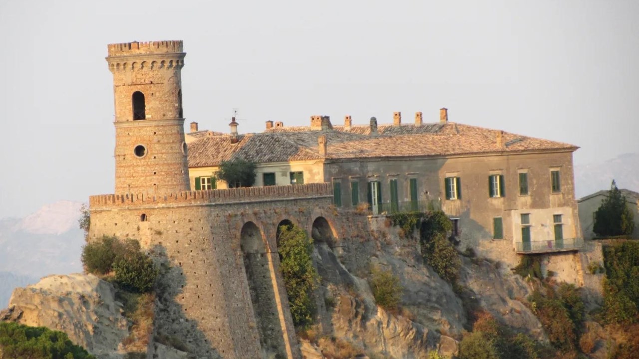 Il suggestivo castello del borgo crotonese