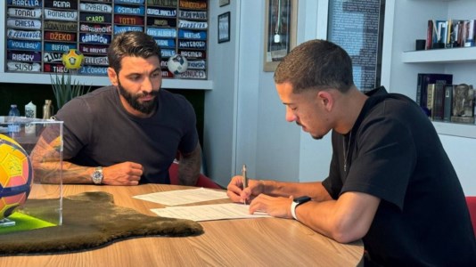 Silva firma il contratto alla presenza del Dg Raffaele Vrenna