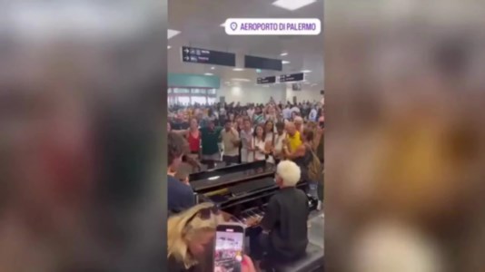 Tilt globaleGuasto informatico e voli bloccati, all’aeroporto di Palermo la lunga attesa diventa una festa