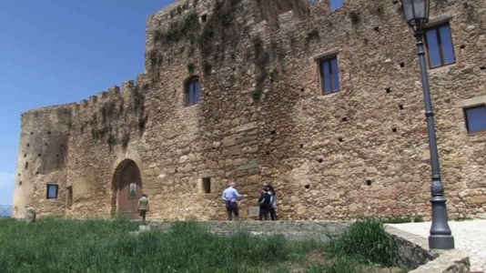 Calabria da scoprireViaggio alla scoperta del castello di Strongoli, la storia del maniero dalle origini fino ai tempi moderni