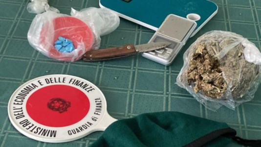 I controlli del territorioDroga a Lamezia Terme, trovato in possesso di marijuana e pasticche di ecstasy: arrestato un uomo