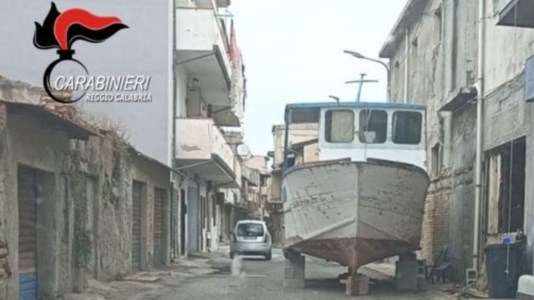 Sosta selvaggiaGioia Tauro, il molo sotto casa: parcheggia in strada una barca lunga 10 metri e si becca una denuncia
