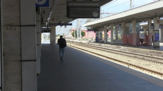 Italia divisaCalabria off limits per chi arriva in treno, stazione di Lamezia (quasi) deserta e pochi turisti: «Prima o poi arriveremo a destinazione»