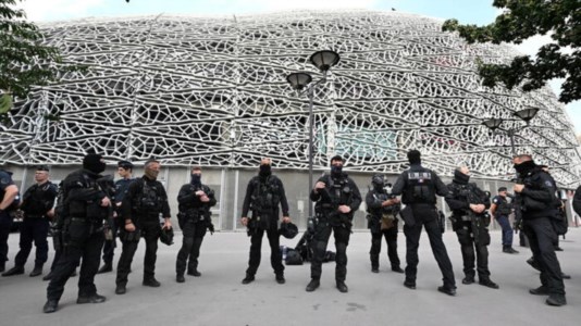 Agenti dell’antiterrorismo a Parigi (foto Ansa)