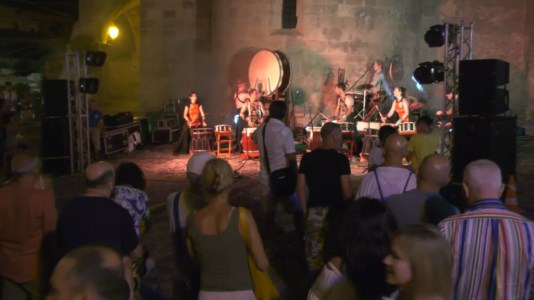 L’eventoA Gerace si riaccende la magia con Il borgo incantato: successo per il festival internazionale degli artisti di strada