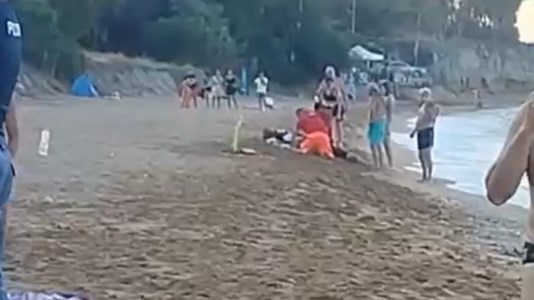 La tragediaMuore in spiaggia a Crotone dopo essere stato punto da un insetto: inutili i soccorsi