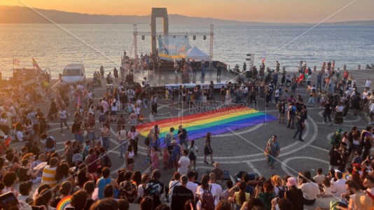 La manifestazioneReggio, nel decennale del primo Pride in Calabria sfila il corteo Arcobaleno in riva allo Stretto