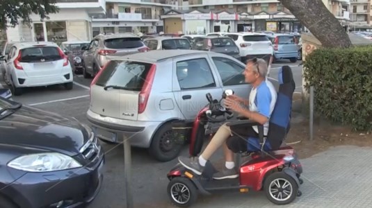 Fra rabbia e rassegnazioneCatanzaro, le persone con disabilità alle prese con la sosta selvaggia: «In carrozzina la vita è un po’ dura»