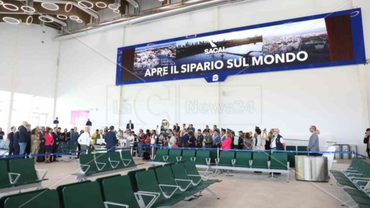 L’inaugurazioneLegno e pietra per la nuova area partenze dell’aeroporto di Lamezia, Franchini (Sacal): «Rappresenta la solidità dei calabresi»