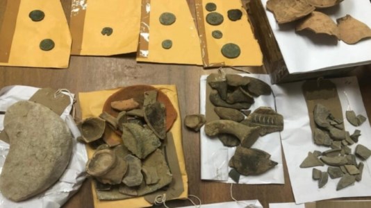 Patrimonio recuperatoCrotone, consegnati alla Soprintendenza archeologica beni sequestrati ai tombaroli risalenti a migliaia di anni fa