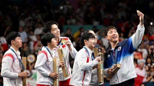 Dite cheeseOlimpiadi di Parigi, il selfie tra atleti della Corea del Nord e del Sud diventa virale: «Scena sensazionale»