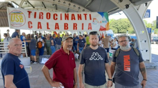 La mobilitazioneTirocinanti, sit-in dell’Usb all’aeroporto di Lamezia: «La politica ci invita a fare le valigie e lasciare la Calabria»