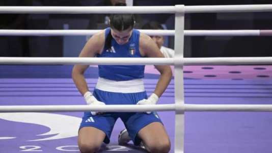 Parigi 2024Olimpiadi, Carini si ritira dal match contro la puglile iper-androgina Khelif dopo pochi secondi: «Mi ha fatto male»