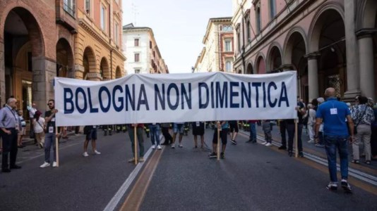 L’anniversarioStrage di Bologna, 44 anni dopo migliaia di persone in piazza. Il presidente Mattarella: «Ferita insanabile»