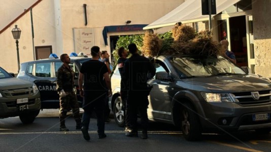 Lotta allo spaccioMaxi sequestro di droga a Cetraro: lo stupefacente legato al tetto di un’auto e portato in caserma