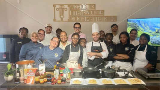 Gusto e tradizioniSpilinga, gli studenti di Newark (Usa) a lezione di cucina mediterranea: «Occasione unica»