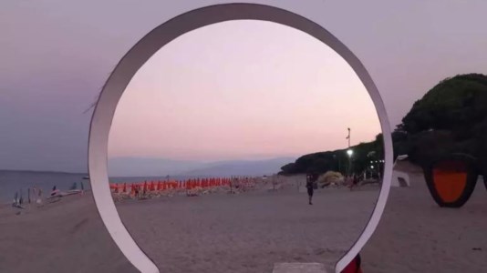 L’iniziativaSimeri Crichi, inaugurato il primo Parco di installazioni d’arte sulla spiaggia in Europa