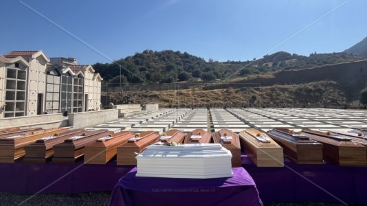 Dolore senza fineNaufragio Roccella, 21 salme accolte nel cimitero dei migranti di Armo a Reggio: musulmani e cattolici in preghiera prima dell’ultimo saluto