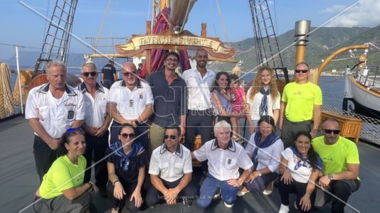 Il ricordoScilla, 29 fiori bianchi in mare e onore al capitano Natale De Grazia davanti al porto che presto sarà intitolato alla sua memoria