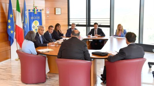 La riunioneGiunta regionale, approvato il progetto per il nuovo collegamento di alta tensione tra Calabria e Sicilia