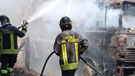 L’interventoIncendio nel Catanzarese: a fuoco un autocarro carico di legna, si salva il conducente