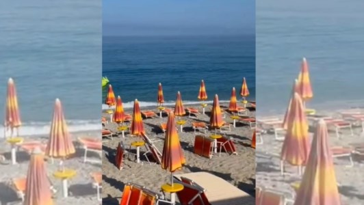 Sciopero softAnche in Calabria la protesta “gentile” dei balneari, il video degli ombrelloni chiusi sulle spiagge