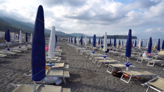 La protesta degli ombrelloni chiusi vista dal lido Florida di Praia a Mare