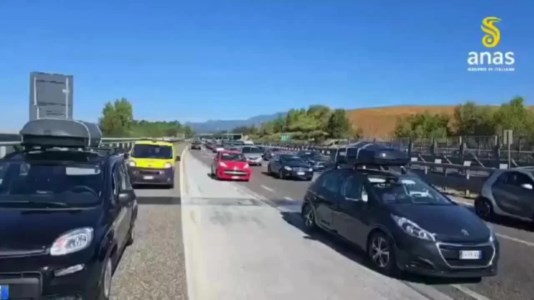 TrafficoEsodo estivo, fino a tre ore di coda all’imbarcadero a Villa San Giovanni