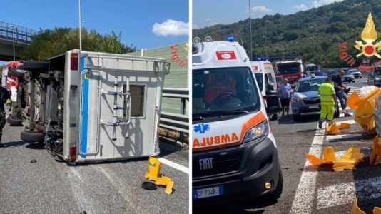 Attimi di apprensioneIncidente sull’A2 nel Catanzarese, camper impatta contro un guardrail e si ribalta: due feriti