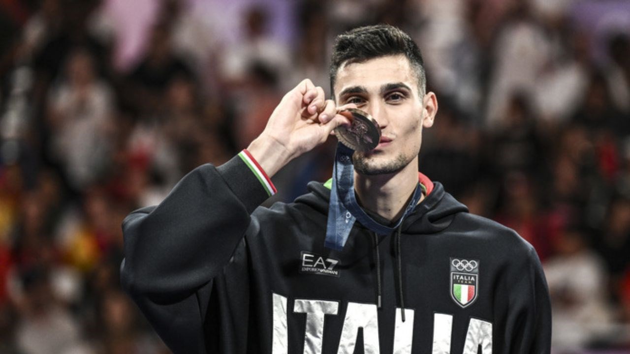 Simone Alessio sul podio olimpico (Foto Ansa)