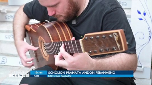 Note dal passatoLa Calabria greca raccontata dalla chitarra battente di Alessandro Santacaterina: i suoni del Sud in giro per il mondo