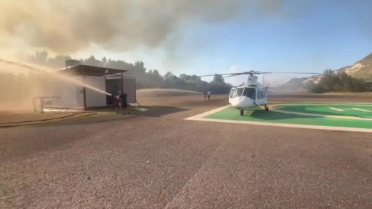 Paura nel pomeriggioCosenza, incendio alla base dell’elisoccorso: le fiamme minacciano il deposito carburante, scongiurato il peggio