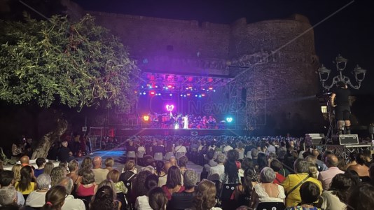 Il concertoReggio, Fiorella Mannoia incanta piazza Castello e rilancia l’appello per la pace e per le donne: «Liberarsi dalla violenza si può»