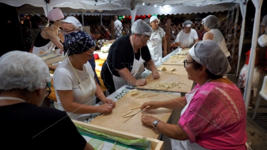 Le volontarie impegnate nella preparazione dei fusilli al ferretto fatti a mano