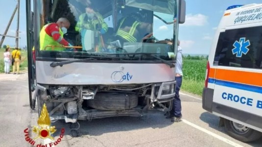 Tragico incidenteVerona, bus di linea va fuori strada: muore una donna, altri sei passeggeri feriti