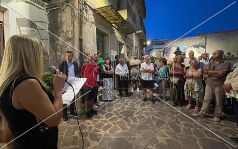 Le celebrazioniCento anni dalla nascita di Strati, Sant’Agata del Bianco ricorda lo scrittore davanti alla sua casa natale