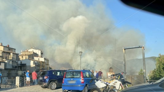 Il rogoFulmine provoca un incendio a San Giovanni in Fiore: le fiamme si avvicinano alle case