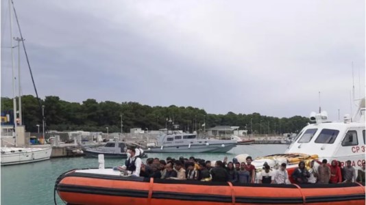 Popoli in fugaNuovo sbarco a Roccella Ionica, 75 migranti soccorsi a bordo di una barca a vela