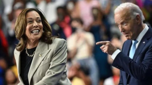 Usa 2024Corsa alla Casa Bianca, Joe Biden apre la convention dem e passa il testimone a Kamala Harris