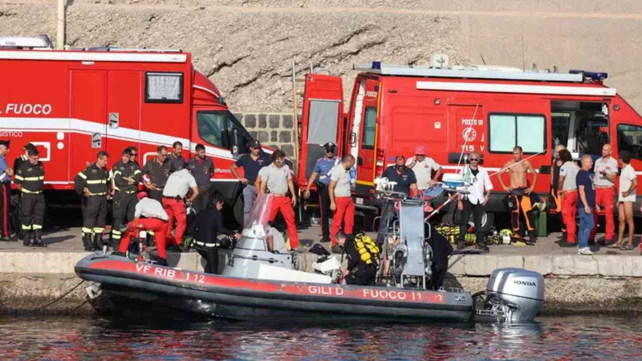 I sommozzatori dei vigili del fuoco al lavoro nei fondali (foto Ansa)